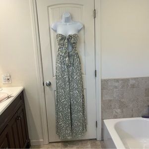 NWOT-Pants jumpsuit (M) the length is long.